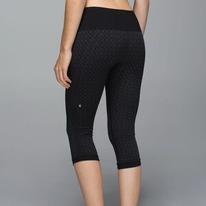 Lululemon (6) In The Flow Crop II - Heathered Deep Coal Cropped Workout Leggings